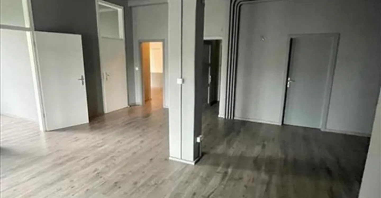Mixed-use building for rent - Photo 5 of 6