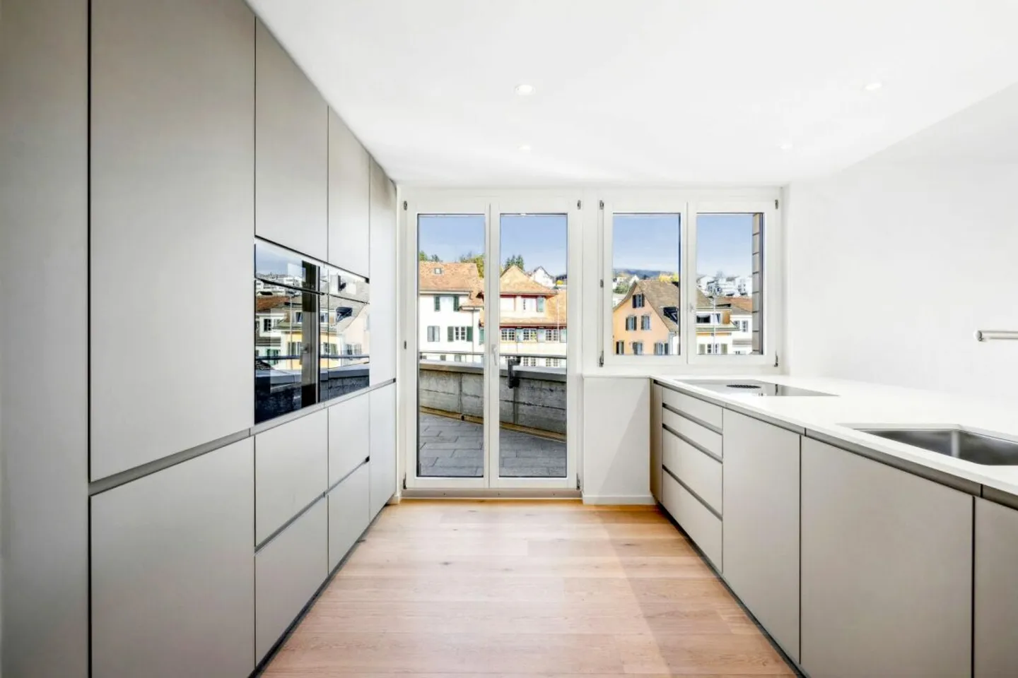 Spacious Attic Apartment with Balconies - Photo 3 of 8