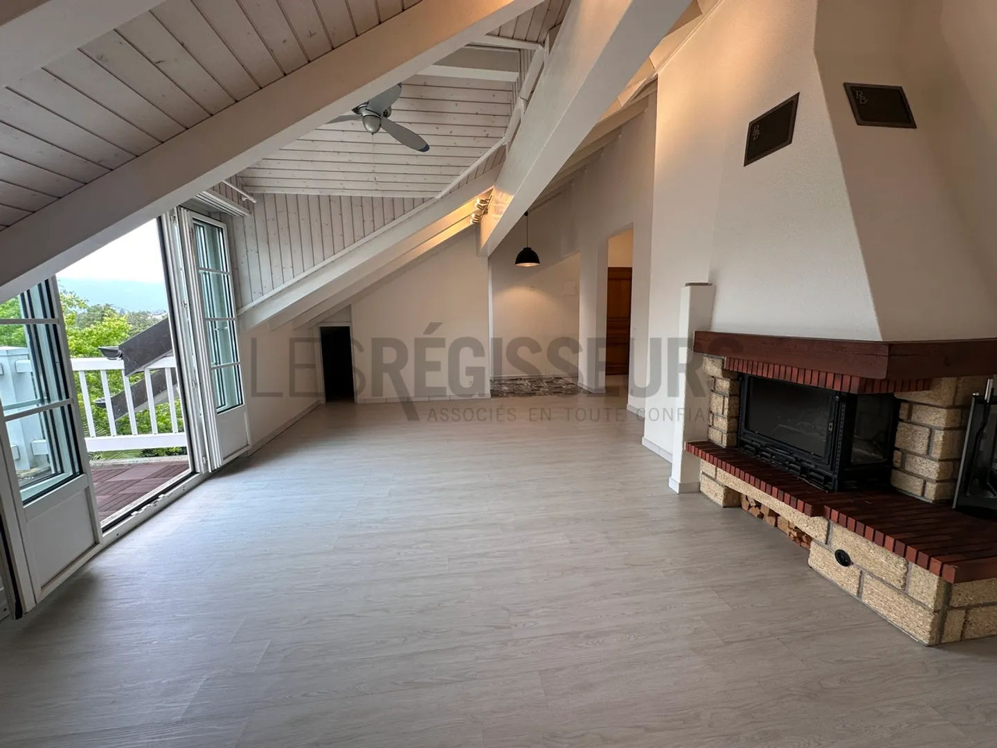 5-room apartment with balcony in a quiet environment - Photo 1 of 7