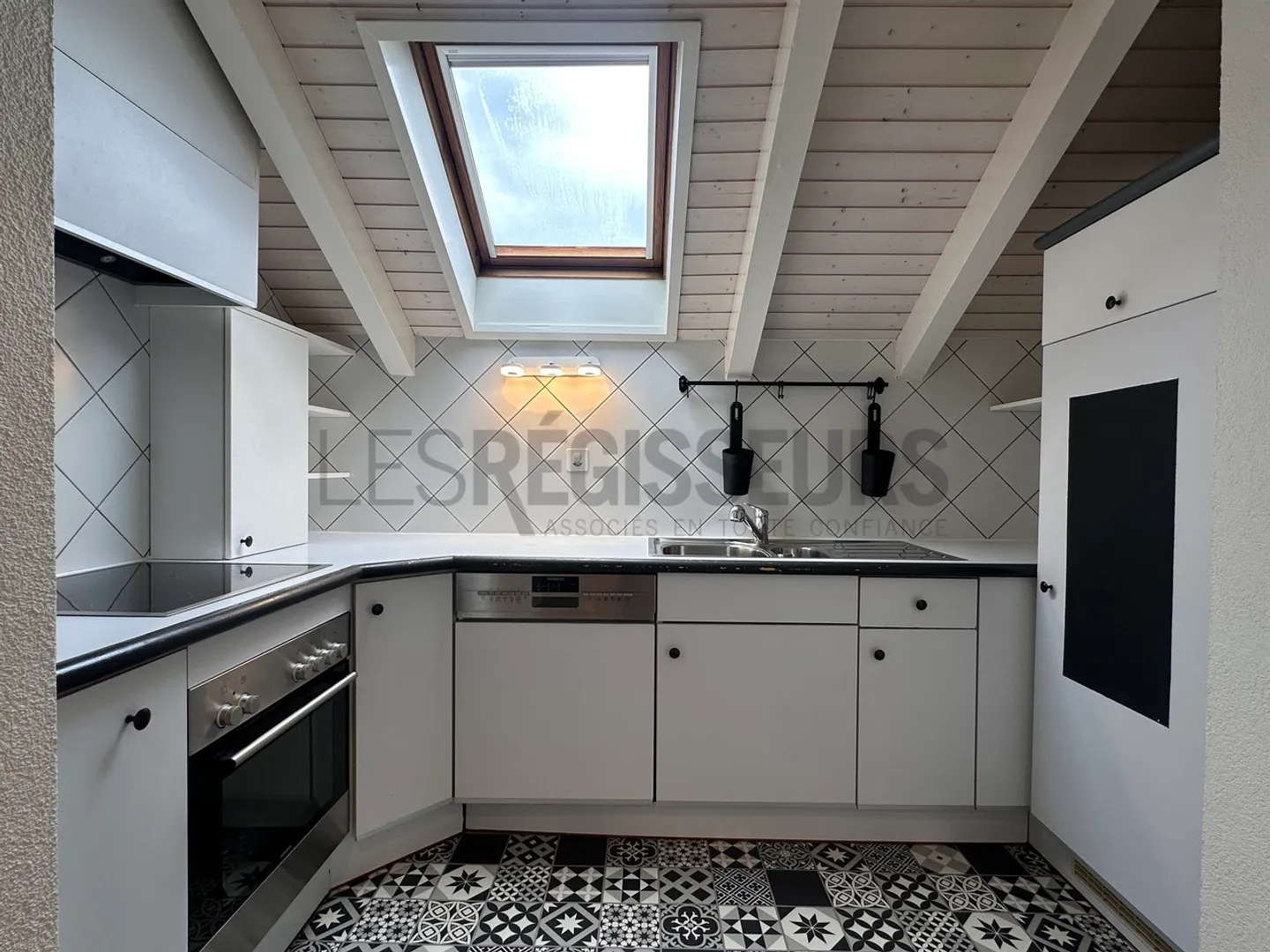 5-room apartment with balcony in a quiet environment - Photo 3 of 7