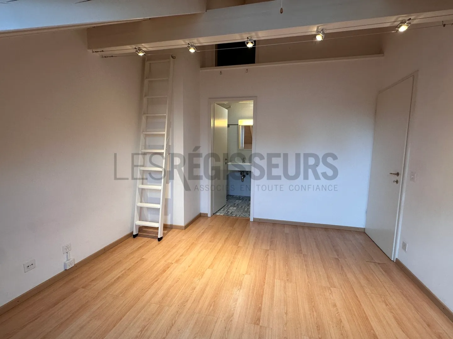 5-room apartment with balcony in a quiet environment - Photo 6 of 7