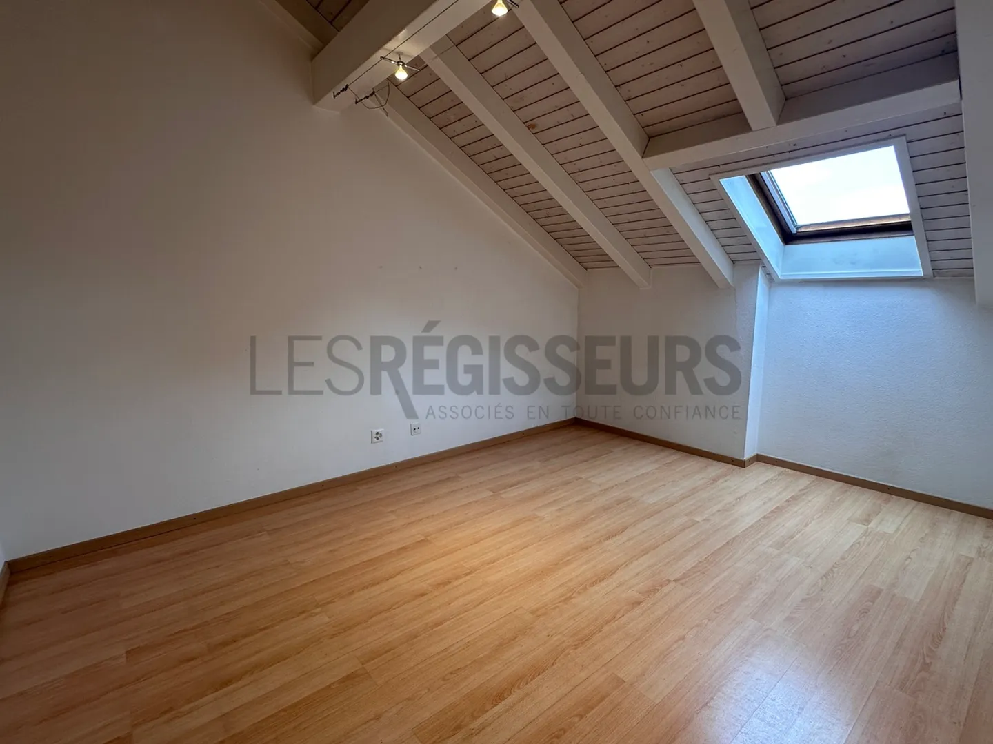 5-room apartment with balcony in a quiet environment - Photo 7 of 7