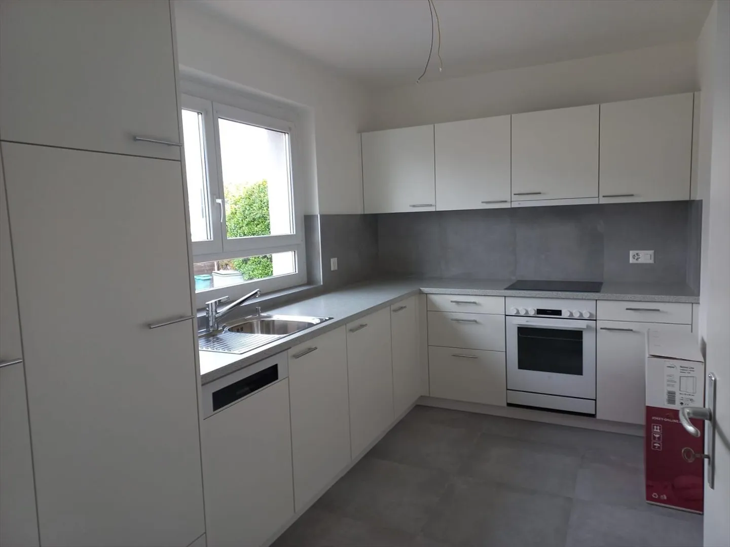 Schöne 2,5-Zimmer-Wohnung mit Balkon, sehr gut gelegen in der Nähe des Bahnhofs, öffentlicher Verkehr und Einkaufszentren, in einer ruhigen Gegend - Foto 1 von 4