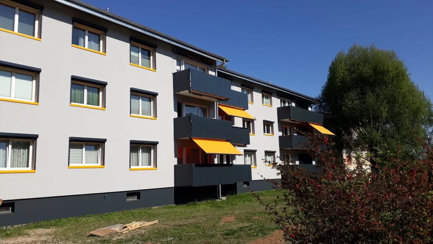 Schöne 2,5-Zimmer-Wohnung mit Balkon, sehr gut gelegen in der Nähe des Bahnhofs, öffentlicher Verkehr und Einkaufszentren, in einer ruhigen Gegend - Foto 3 von 4