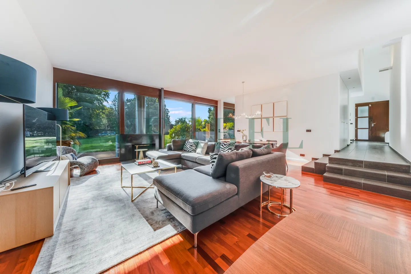 Architect-designed villa in a prestigious neighborhood - Photo 1 of 12