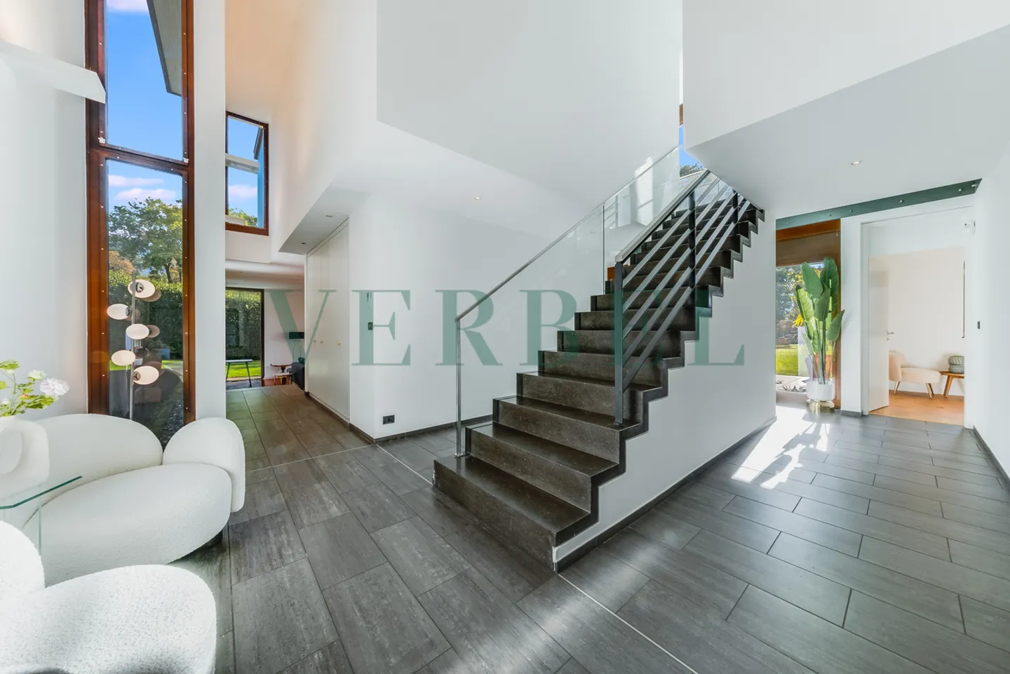 Architect-designed villa in a prestigious neighborhood - Photo 2 of 12