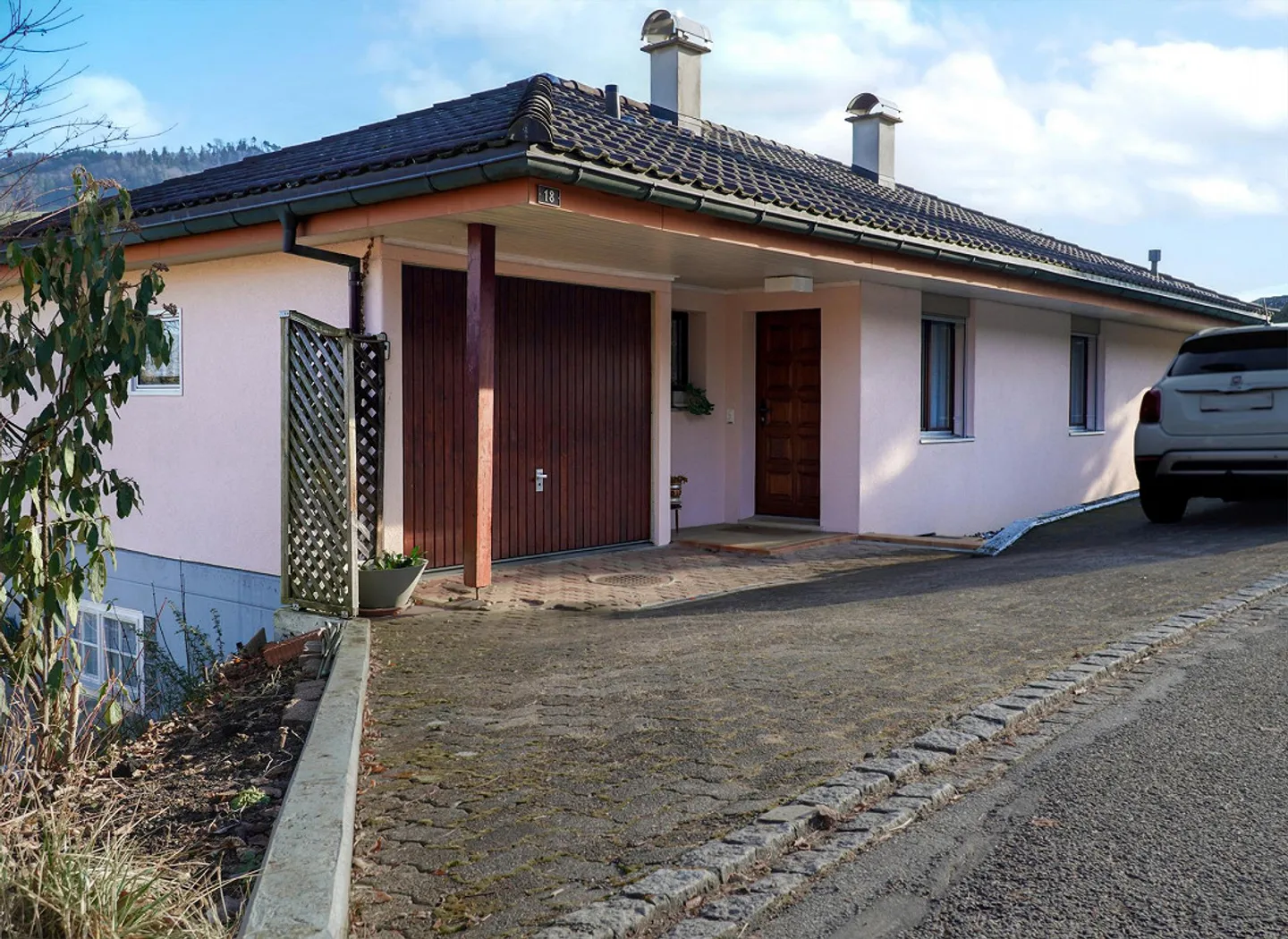 Detached single-family house with large garden and plenty of potential - Photo 2 of 19