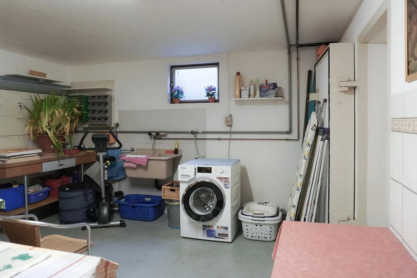 Detached single-family house with large garden and plenty of potential - Photo 14 of 19