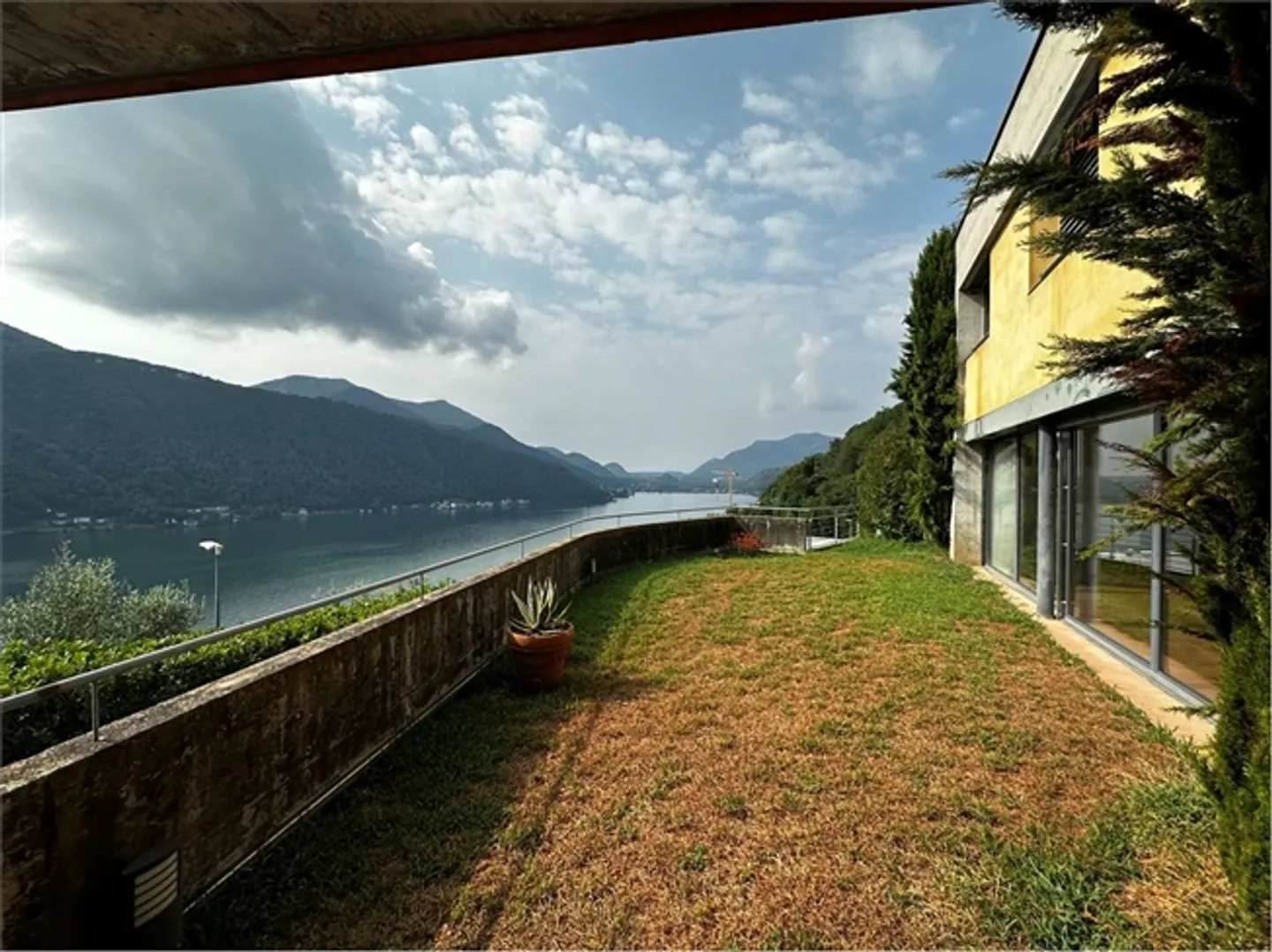 Villa with magnificent lake view in Vico Morcote - Photo 5 of 20