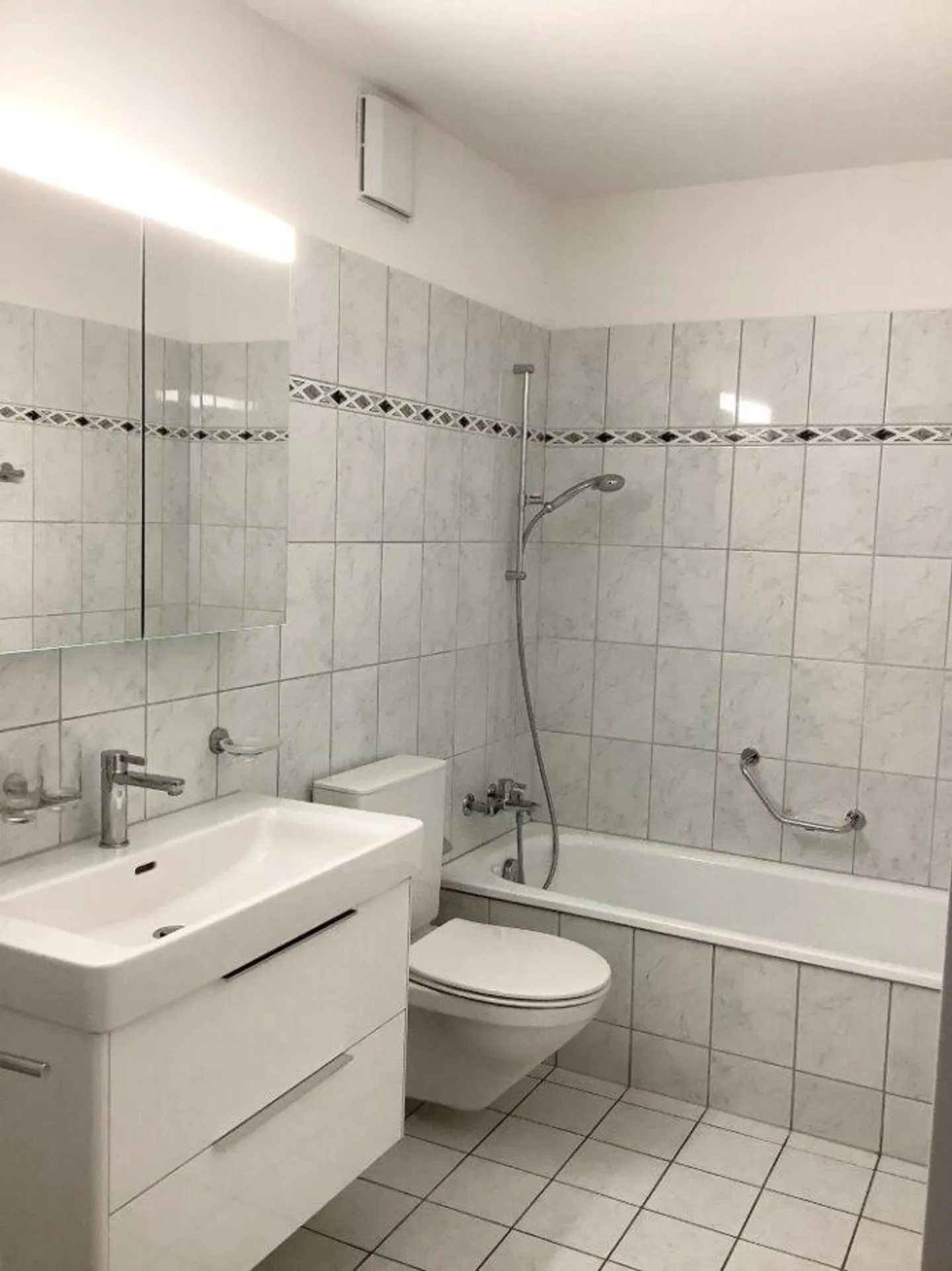 Charmante appartement de 4,5 pièces dans un emplacement central - Photo 4 sur 10