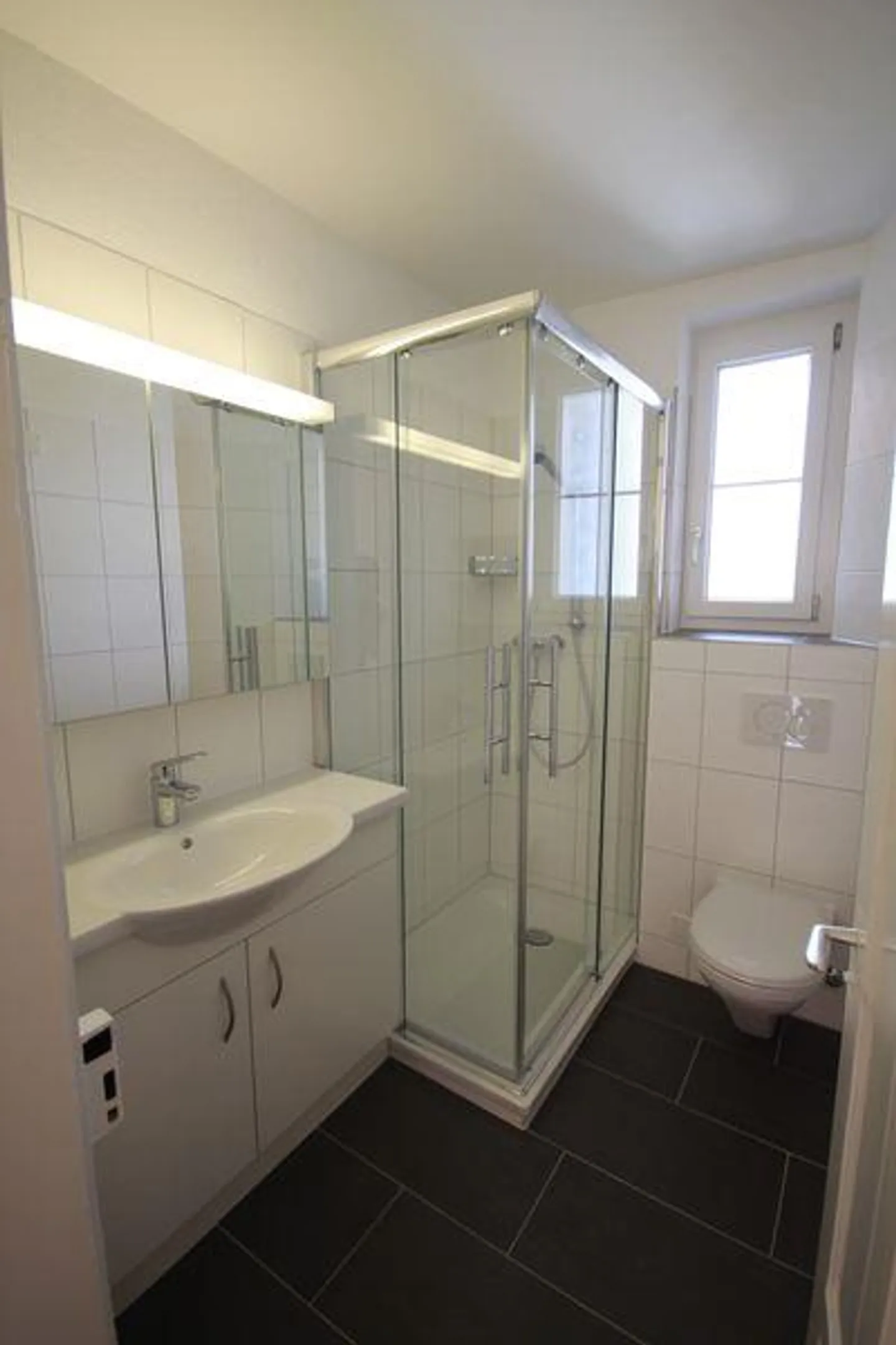 Bright 4 Room Apartment - Photo 3 of 8