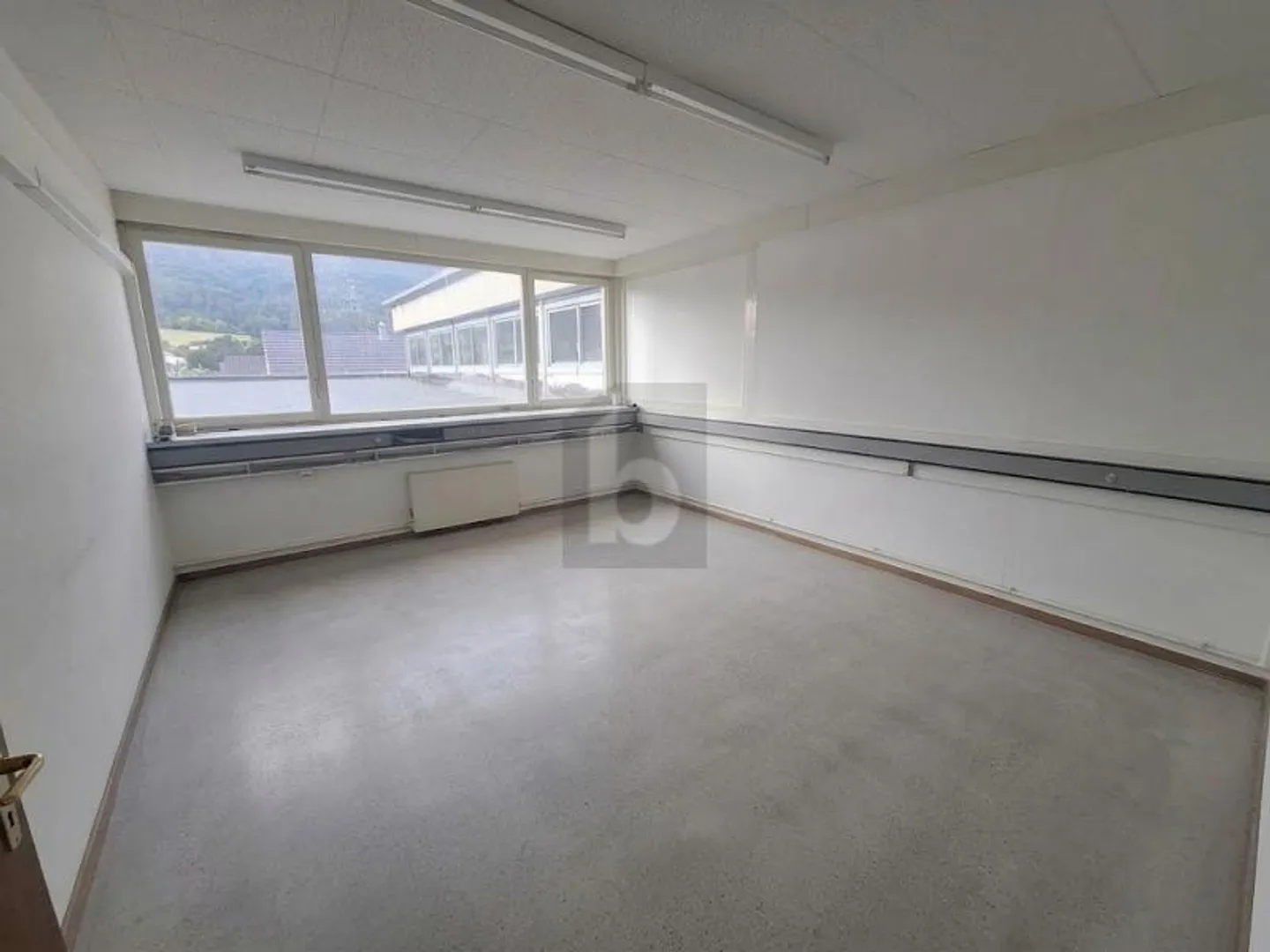 BRIGHT, SPACIOUS AND PRACTICAL - Photo 3 of 6