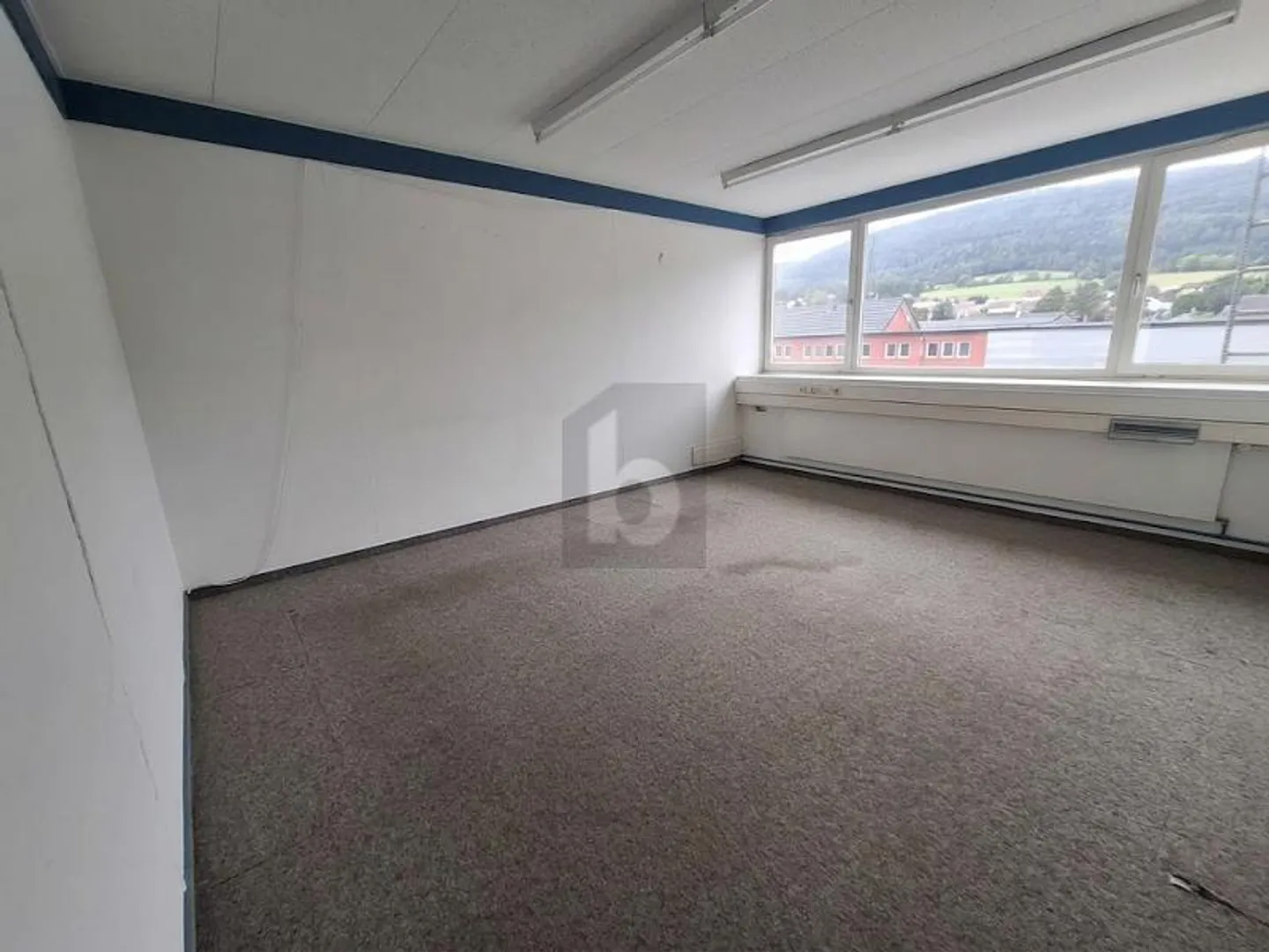 BRIGHT, SPACIOUS AND PRACTICAL - Photo 4 of 6