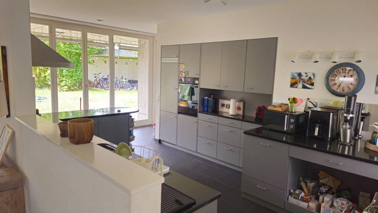 7-Zimmer-Einfamilienhaus mit grossem Garten in Reinach mieten - Foto 5 di 13