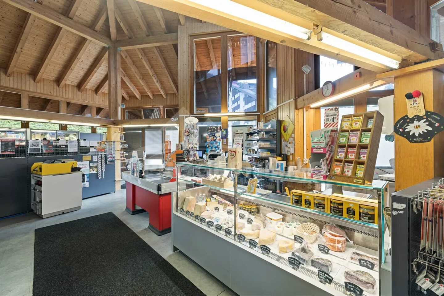 NEGOZIO DI GENERI ALIMENTARI NEL CENTRO DEL VILLAGGIO IN UNA STAZIONE PORTES-DU-SOLEIL - Foto 2 di 10
