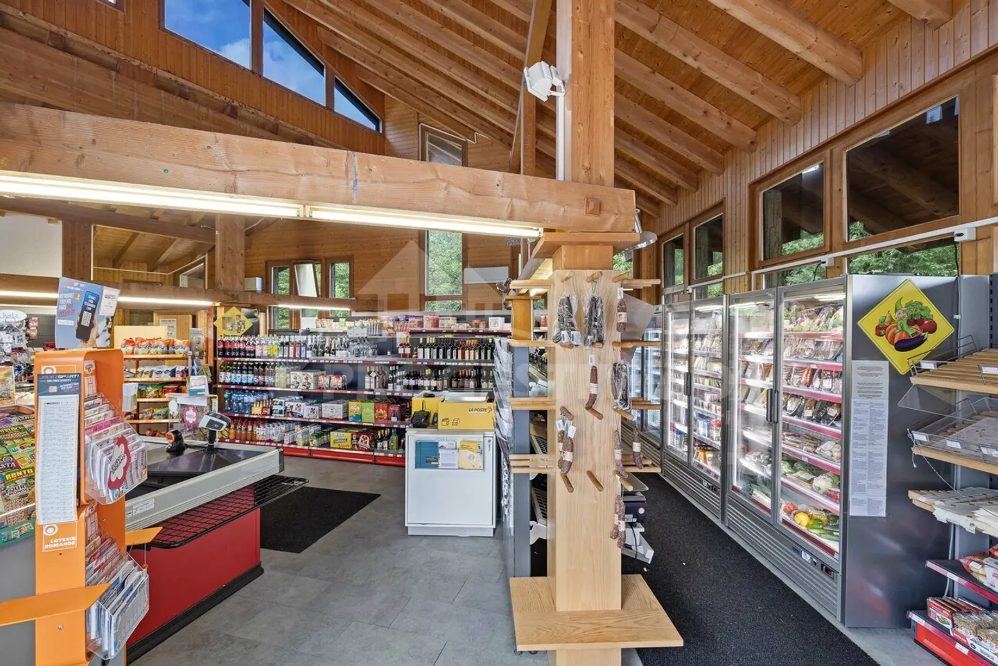 NEGOZIO DI GENERI ALIMENTARI NEL CENTRO DEL VILLAGGIO IN UNA STAZIONE PORTES-DU-SOLEIL - Foto 3 di 10