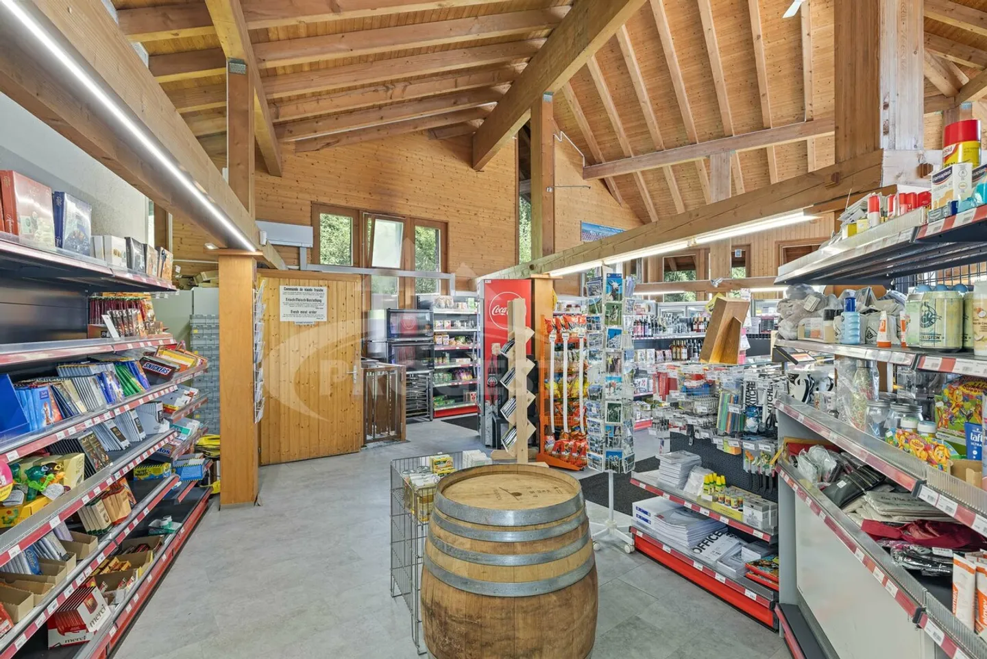 NEGOZIO DI GENERI ALIMENTARI NEL CENTRO DEL VILLAGGIO IN UNA STAZIONE PORTES-DU-SOLEIL - Foto 5 di 10