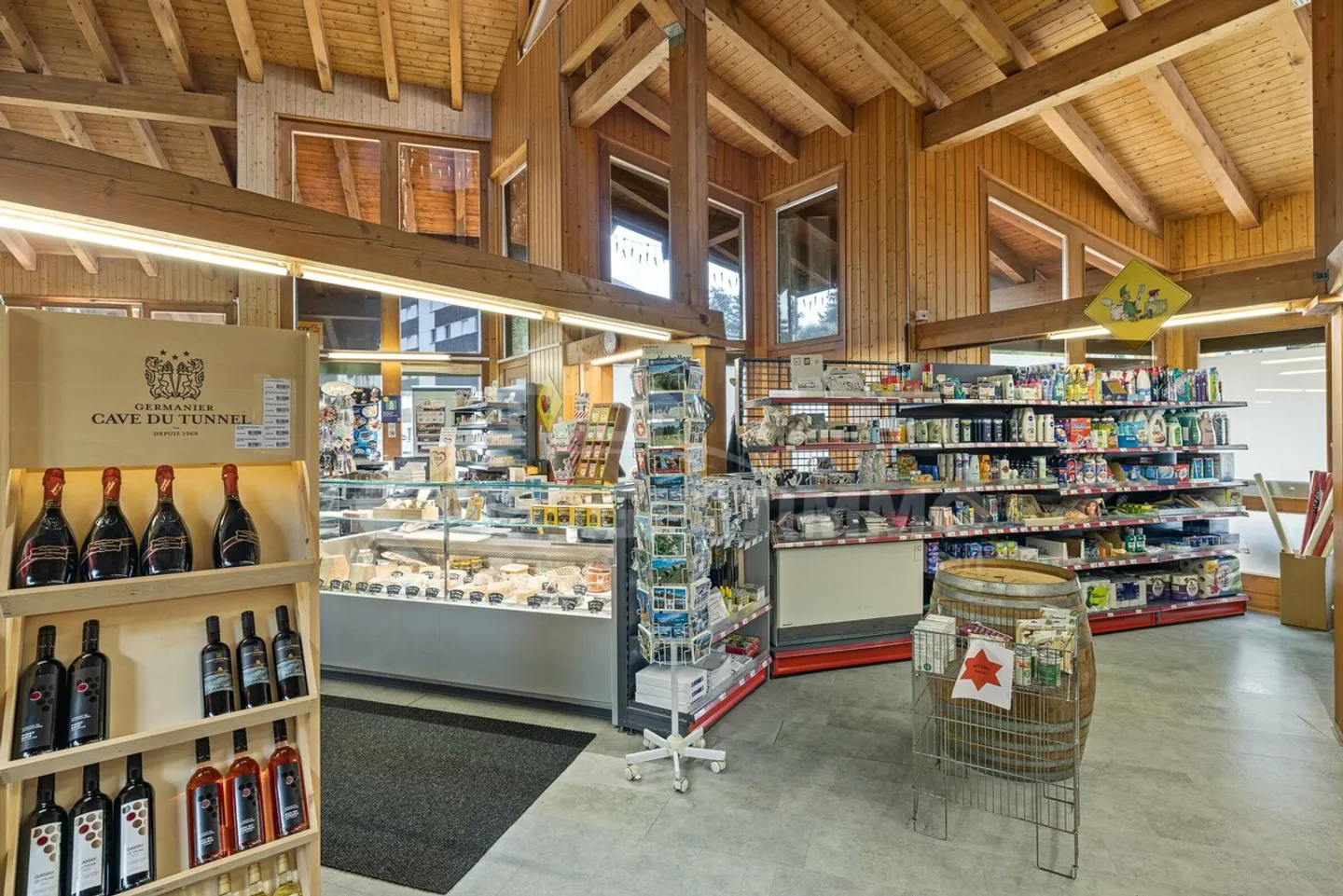 NEGOZIO DI GENERI ALIMENTARI NEL CENTRO DEL VILLAGGIO IN UNA STAZIONE PORTES-DU-SOLEIL - Foto 6 di 10