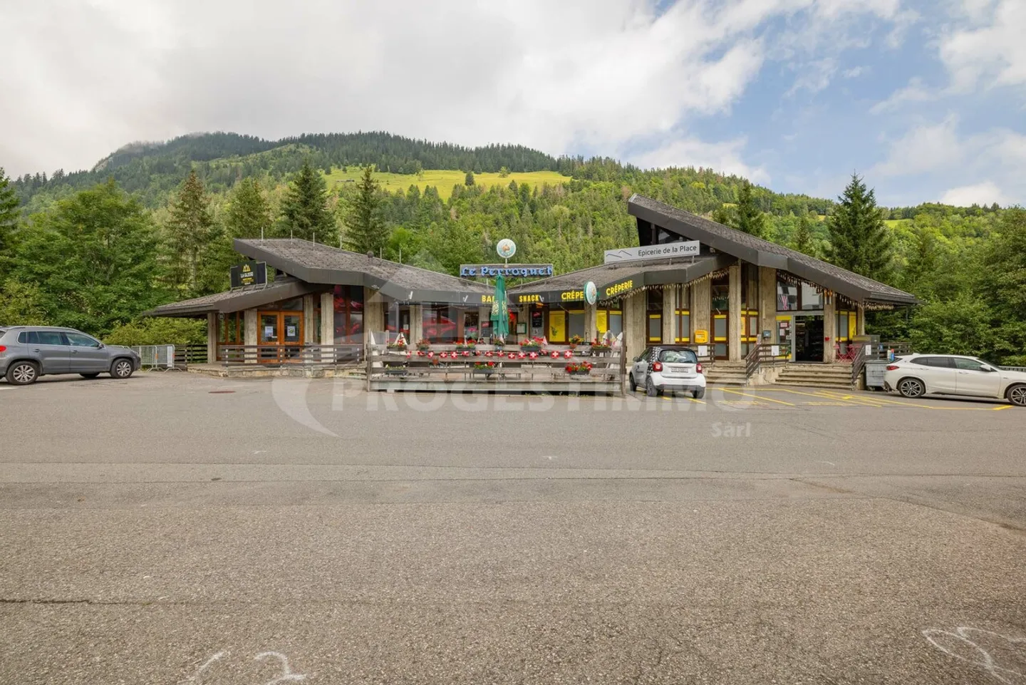 NEGOZIO DI GENERI ALIMENTARI NEL CENTRO DEL VILLAGGIO IN UNA STAZIONE PORTES-DU-SOLEIL - Foto 1 di 10