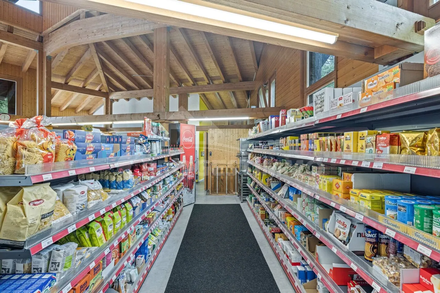 NEGOZIO DI GENERI ALIMENTARI NEL CENTRO DEL VILLAGGIO IN UNA STAZIONE PORTES-DU-SOLEIL - Foto 7 di 10
