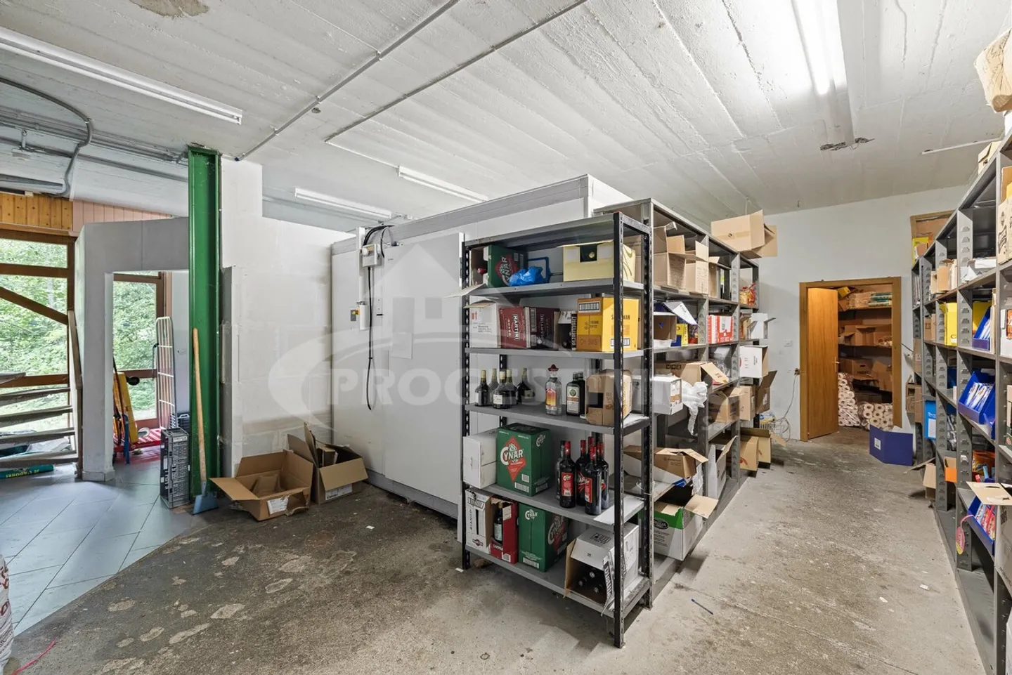 NEGOZIO DI GENERI ALIMENTARI NEL CENTRO DEL VILLAGGIO IN UNA STAZIONE PORTES-DU-SOLEIL - Foto 8 di 10