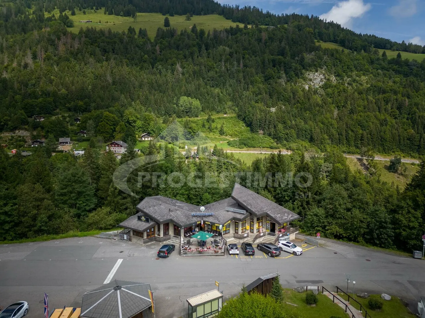 NEGOZIO DI GENERI ALIMENTARI NEL CENTRO DEL VILLAGGIO IN UNA STAZIONE PORTES-DU-SOLEIL - Foto 10 di 10