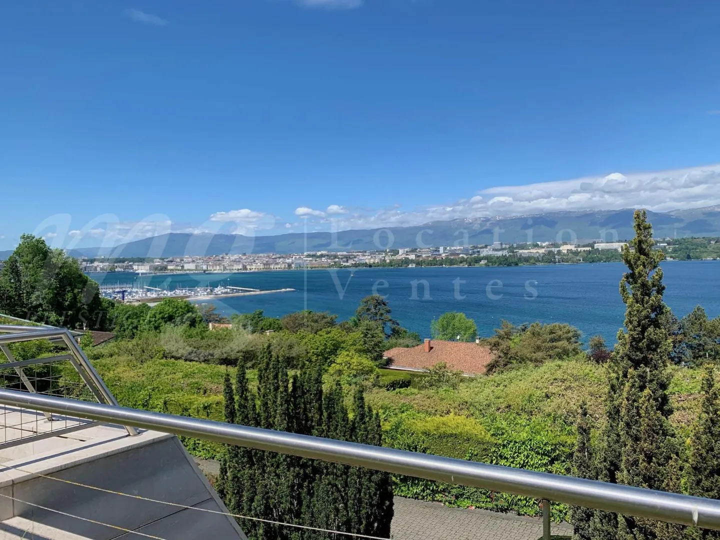 180° PANORAMIC VIEW OF THE LAKE - MODERN HOUSE OF 400 m2 - SWIMMING POOL - ELEVATOR - Photo 2 of 8