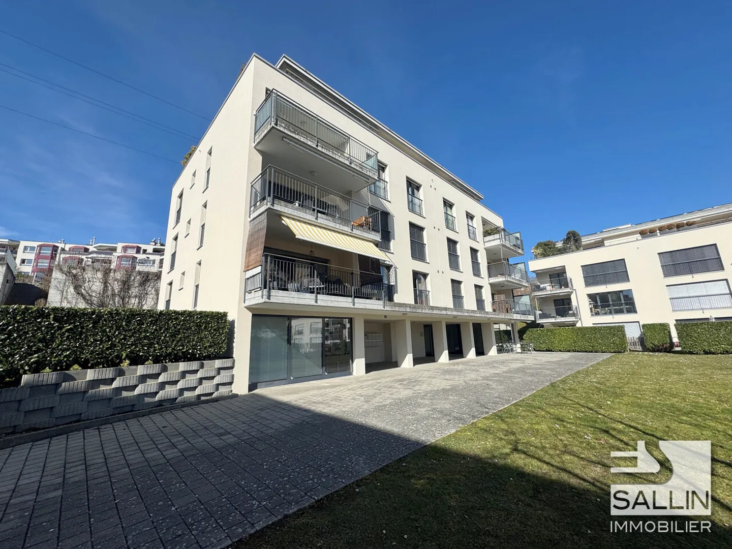 Ampio appartamento di 4 locali al piano superiore con 1 posto auto. - Foto 1 di 5