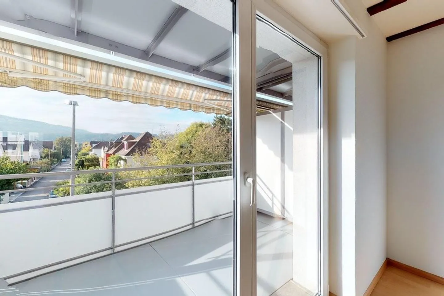 Sunny apartment in Muttenz with balcony - Photo 3 of 12