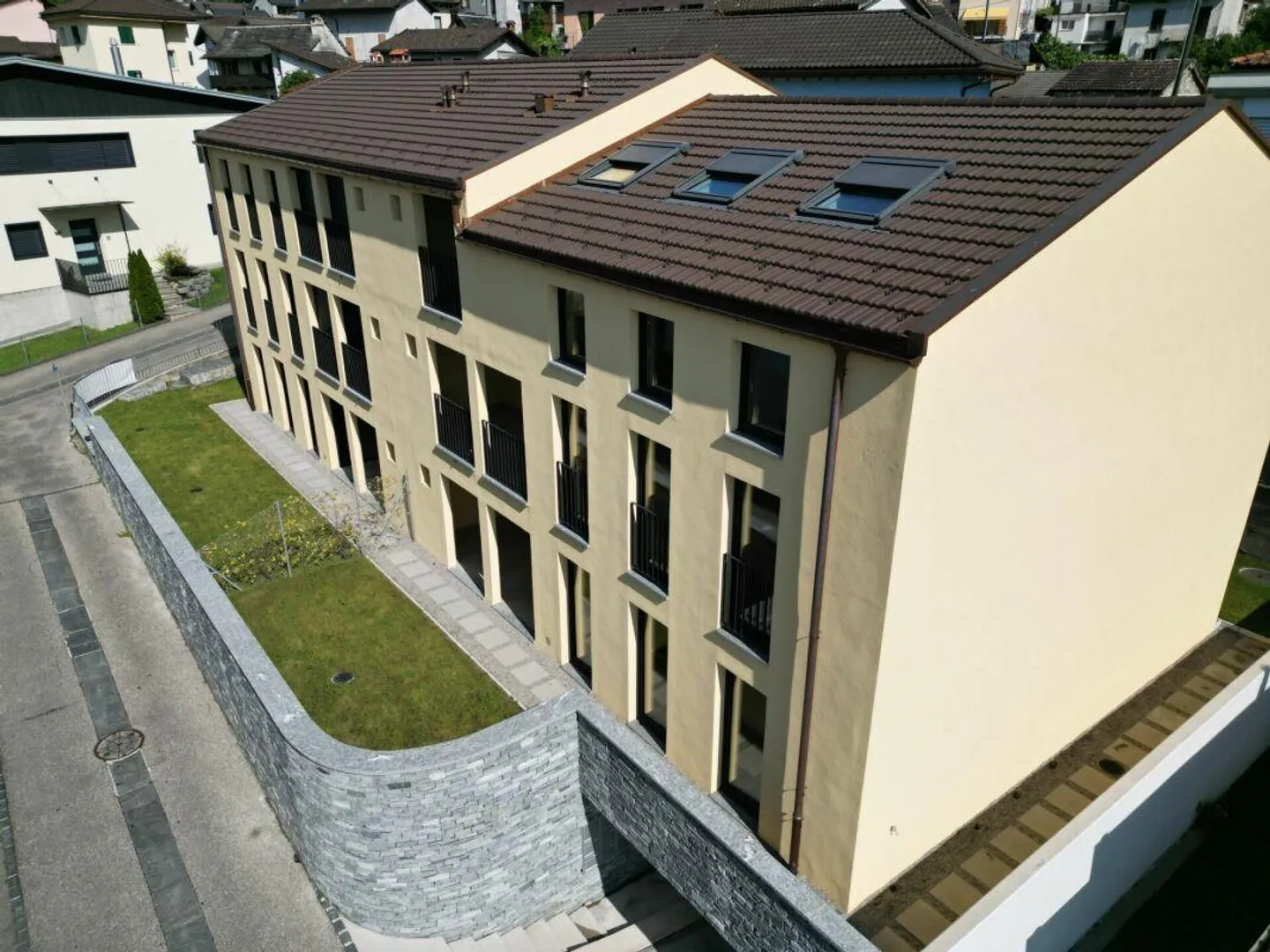 GORDOLA - Modern 3.5-room apartment with garden - Photo 3 of 13