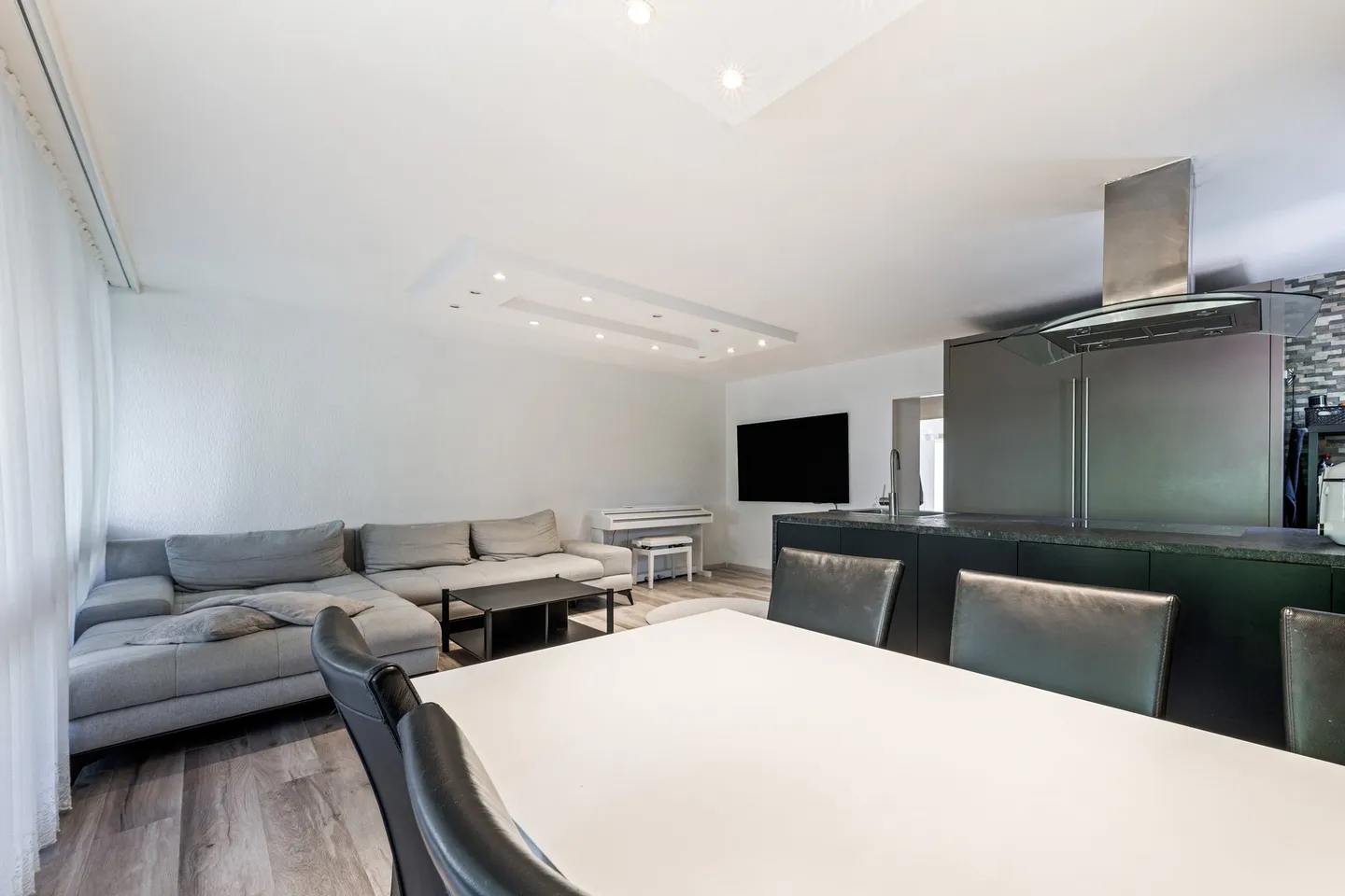 Modernes Apartment mit Balkon - Foto 3 von 11