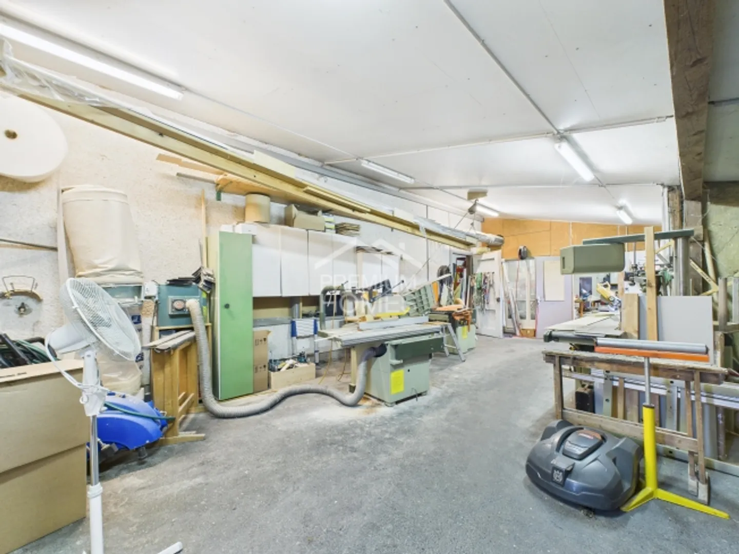 Propriété commerciale spacieuse avec maison résidentielle - Photo 3 sur 5