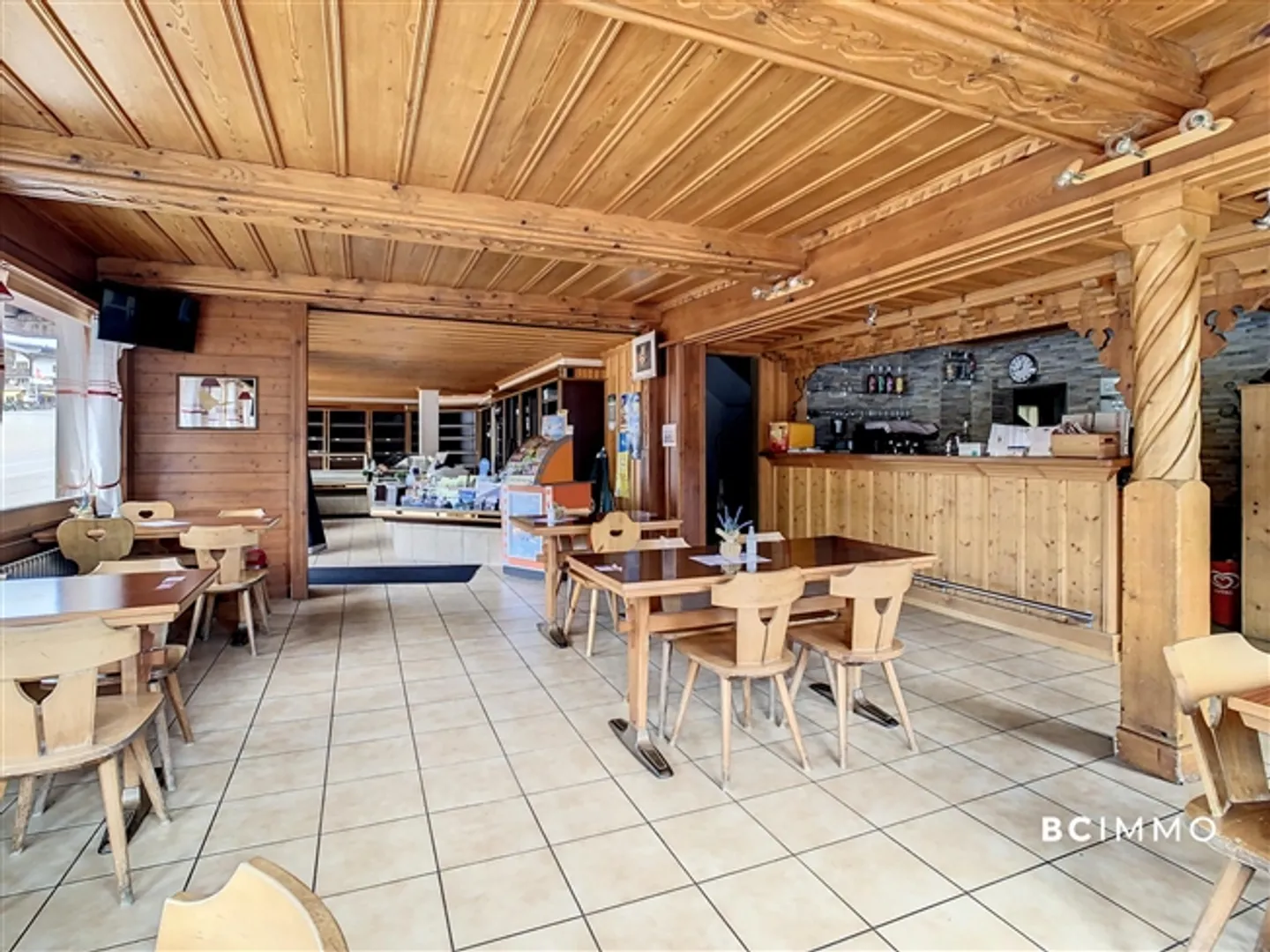 Chalet composé de deux appartements et d'un commerce - Photo 5 sur 14