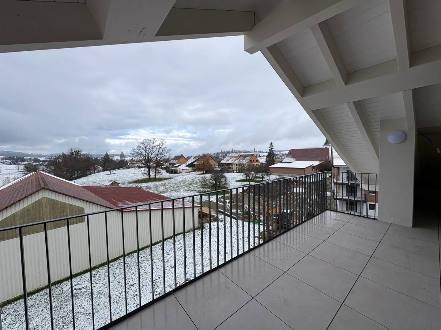 Appartement 2.5 pièces neuf avec grand balcon à Billens - Photo 1 sur 9
