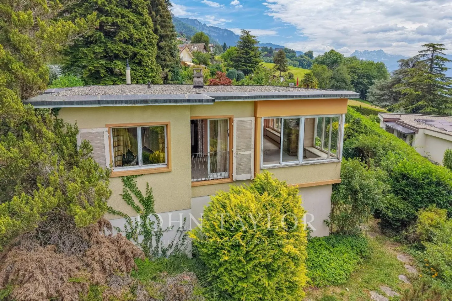 Opportunité de rénovation avec vue sur le lac - Photo 3 sur 12