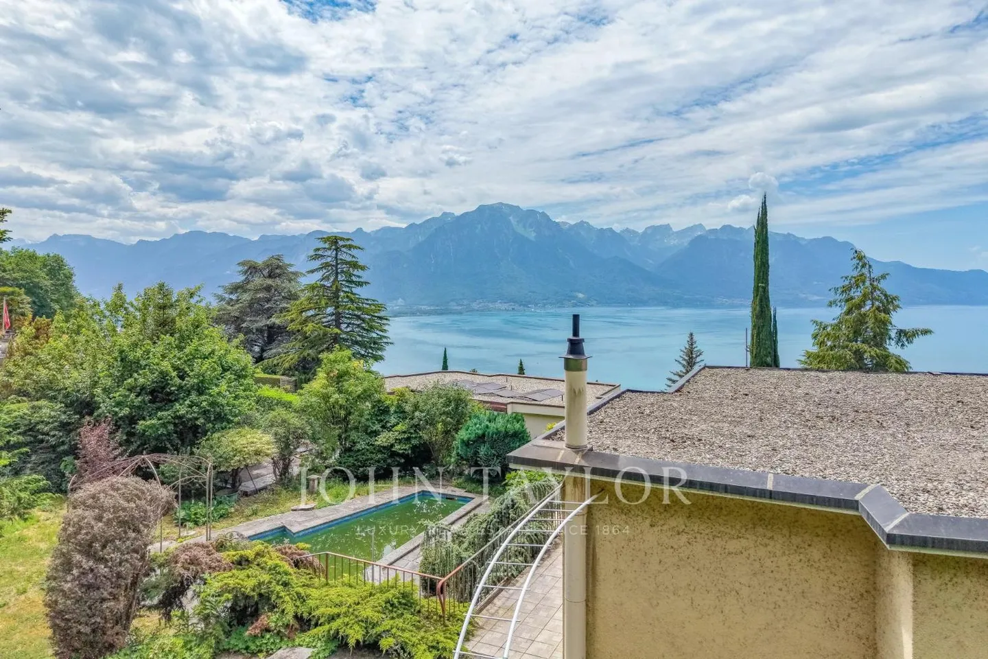 Opportunité de rénovation avec vue sur le lac - Photo 1 sur 12