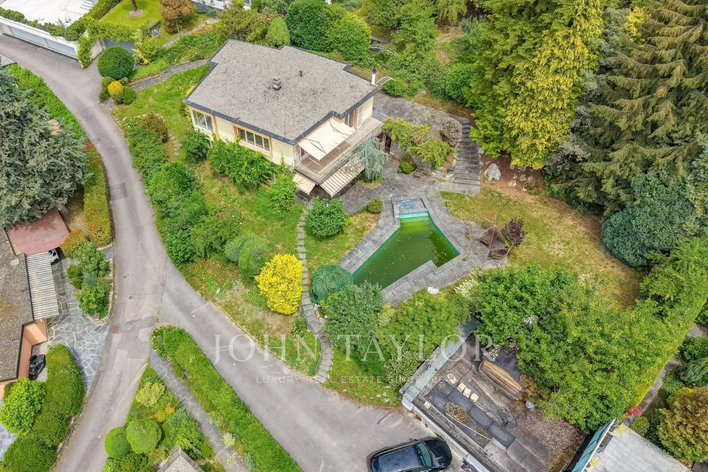 Opportunité de rénovation avec vue sur le lac - Photo 2 sur 12