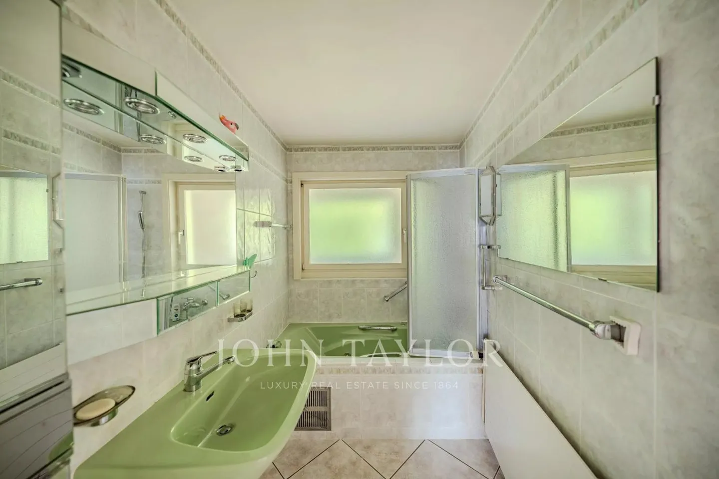 Opportunité de rénovation avec vue sur le lac - Photo 8 sur 12