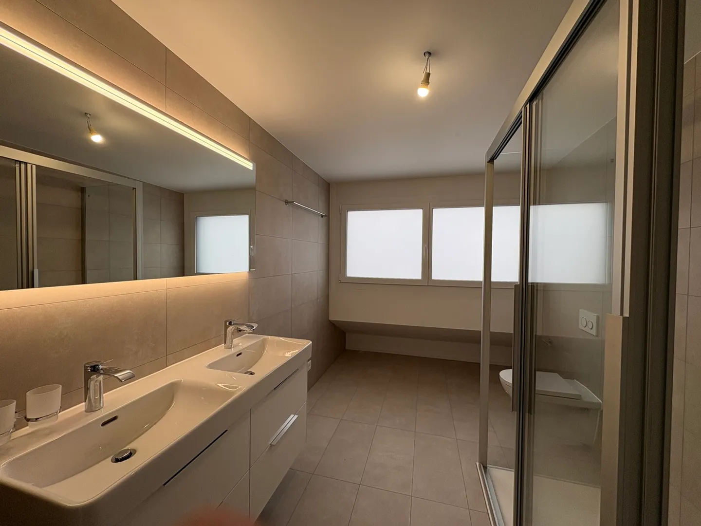 Appartement 2.5 pièces neuf avec grand balcon à Billens - Photo 5 sur 9