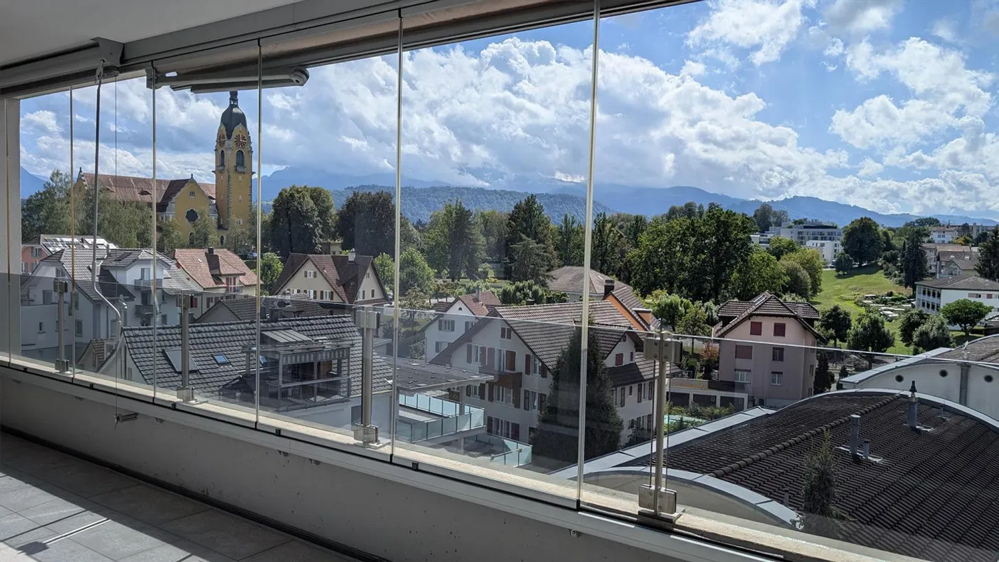 Spazioso appartamento di 4.5 locali con vista sul Pilatus, balcone vetrato e - Foto 6 di 12