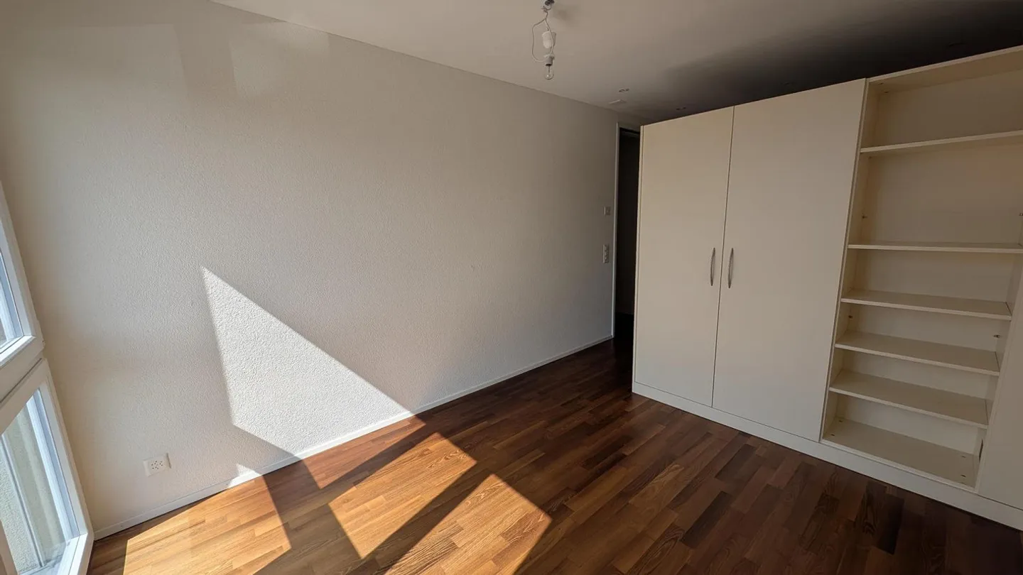 Spazioso appartamento di 4.5 locali con vista sul Pilatus, balcone vetrato e - Foto 7 di 12