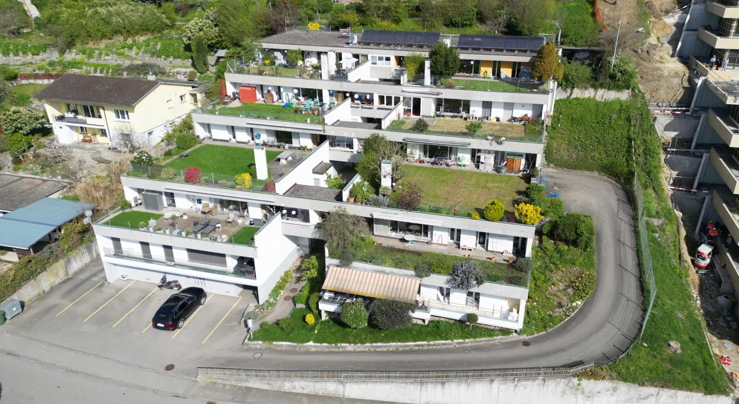 Grosszügige Familienwohnung mit Garten und Weitsicht über Safnern - Foto 1 von 5