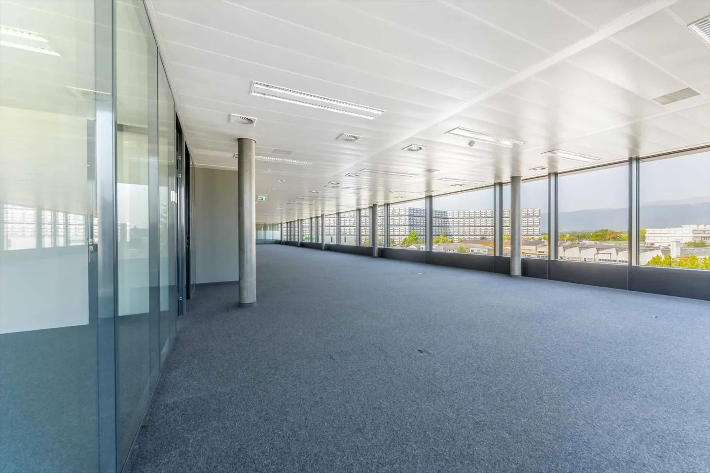 Surface administrative de 188 m2 dans un bâtiment récent au Lignon - Photo 3 sur 4