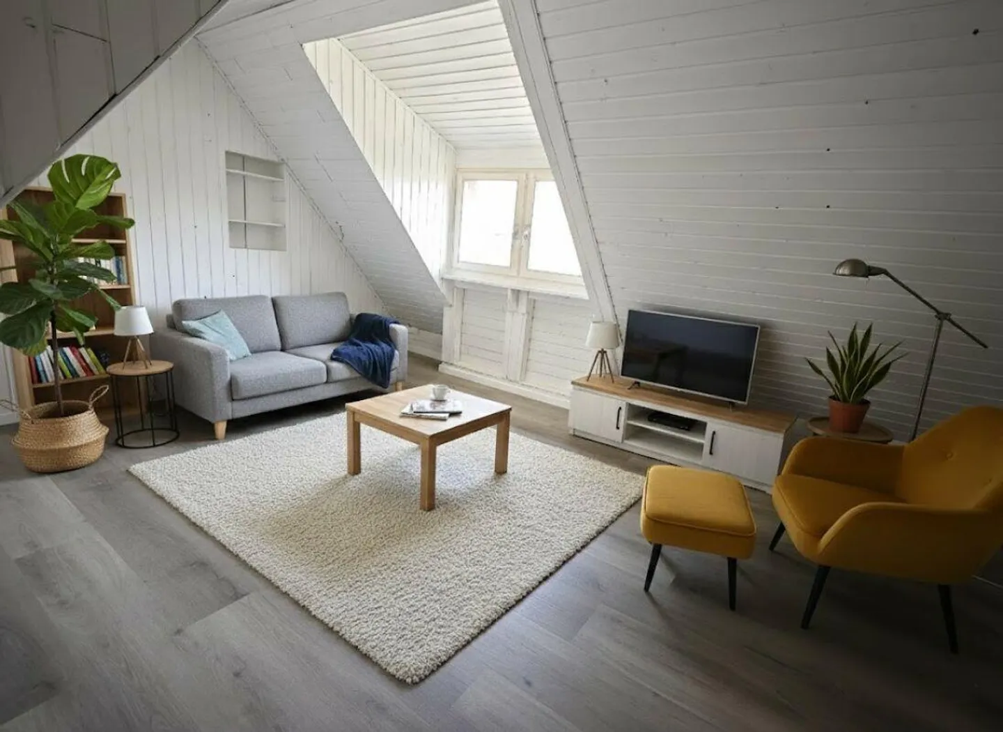 Appartamento mansardato ristrutturato di 4,5 stanze con fascino e stile - Foto 4 di 7