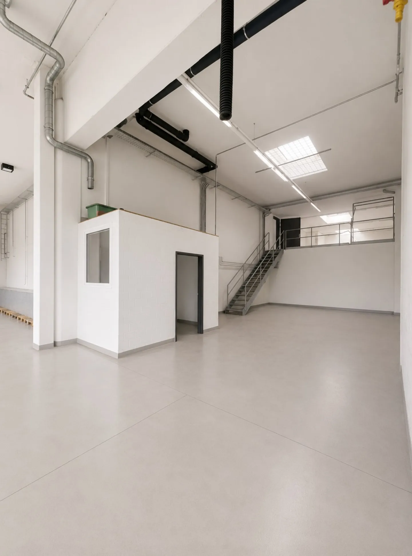 Lager-/Produktionsfläche mit Lagerbühne & grossem Tor an zentraler Lage - Photo 2 sur 10