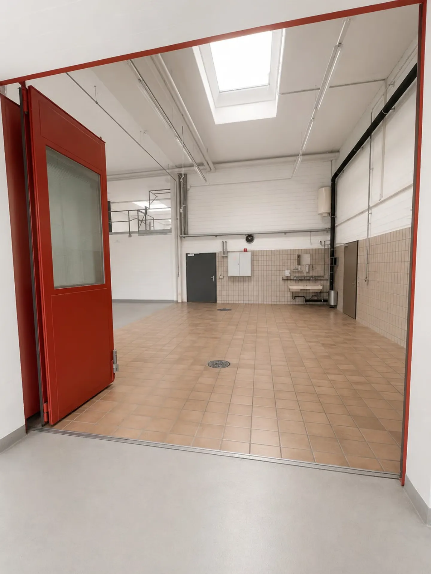 Lager-/Produktionsfläche mit Lagerbühne & grossem Tor an zentraler Lage - Photo 3 sur 10