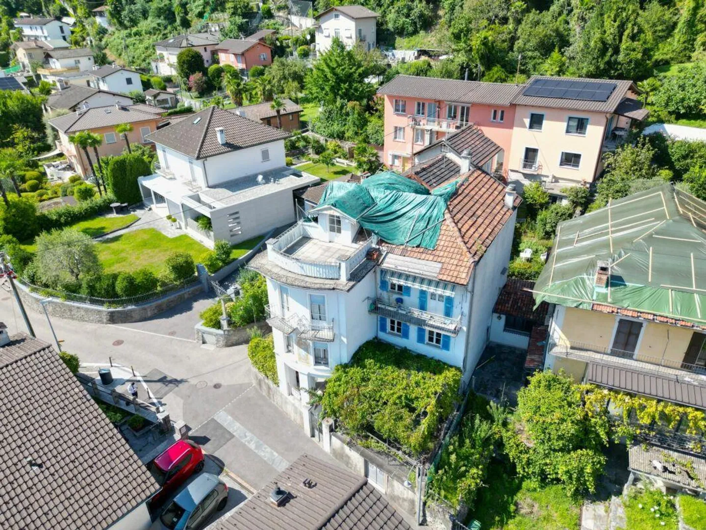 Large House for Renovation with Panoramic Terrace in Solduno - Photo 2 of 9
