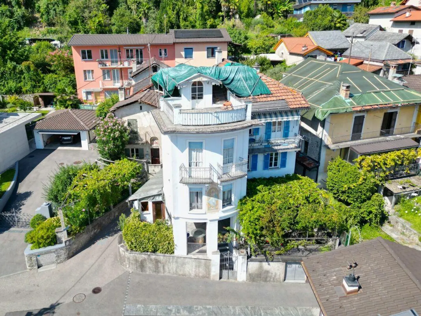 Large House for Renovation with Panoramic Terrace in Solduno - Photo 5 of 9