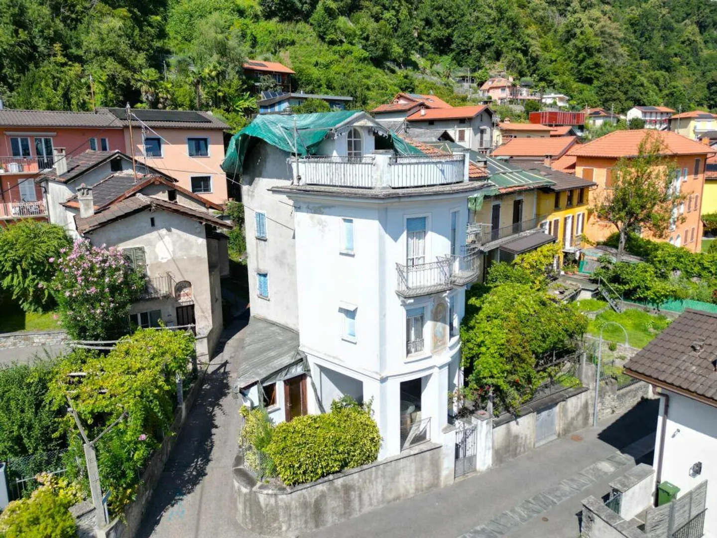 Large House for Renovation with Panoramic Terrace in Solduno - Photo 6 of 9