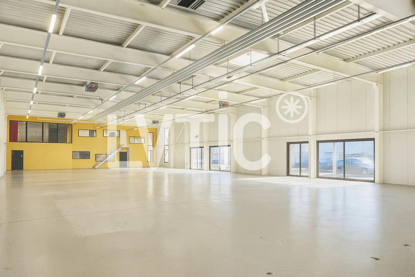 Showroom, magazzini, locali di 3490 m2 divisibili in affitto a Yverdon - Foto 2 di 11